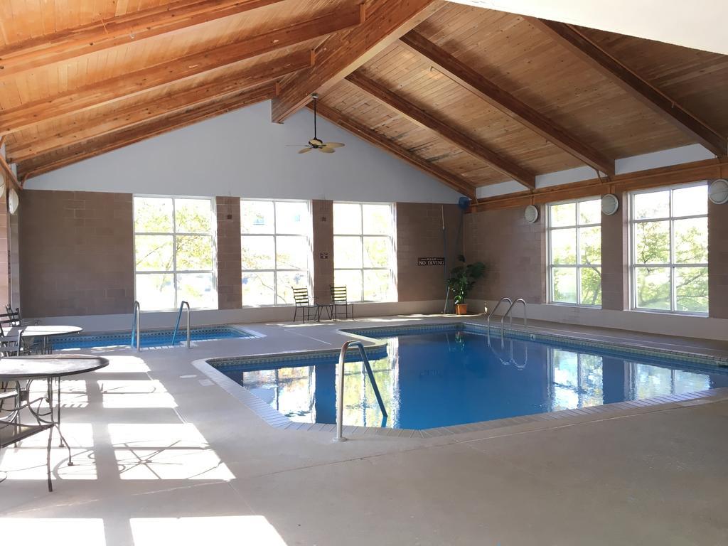 Norwood Inn And Suites Chaska Екстериор снимка