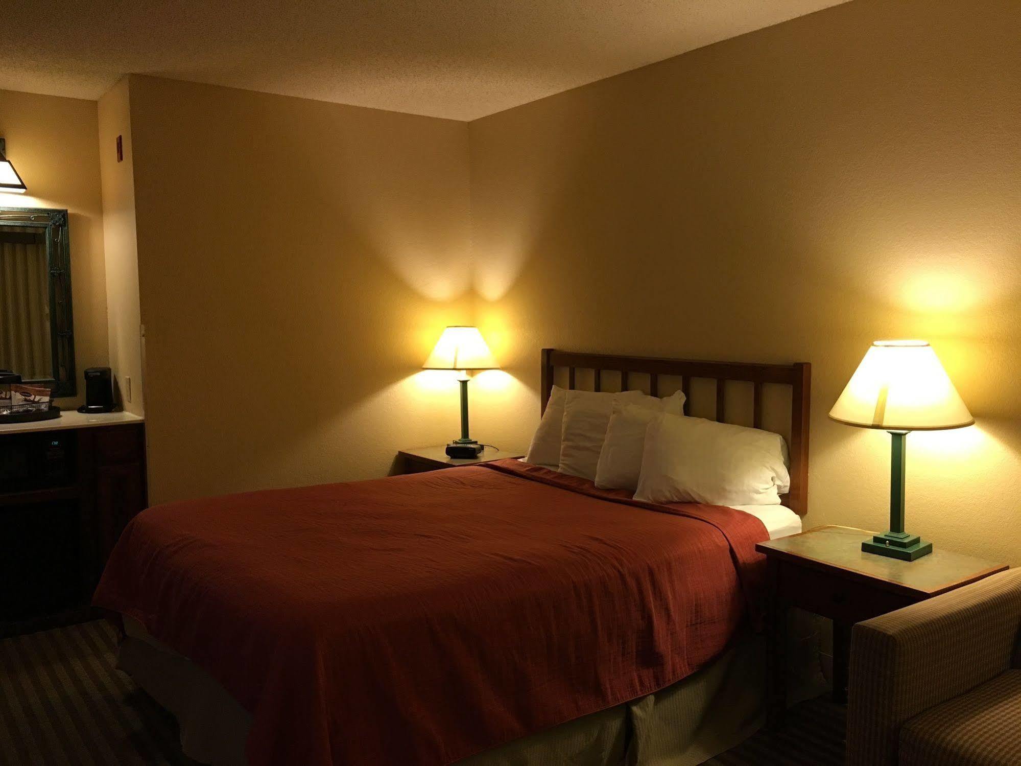 Norwood Inn And Suites Chaska Екстериор снимка