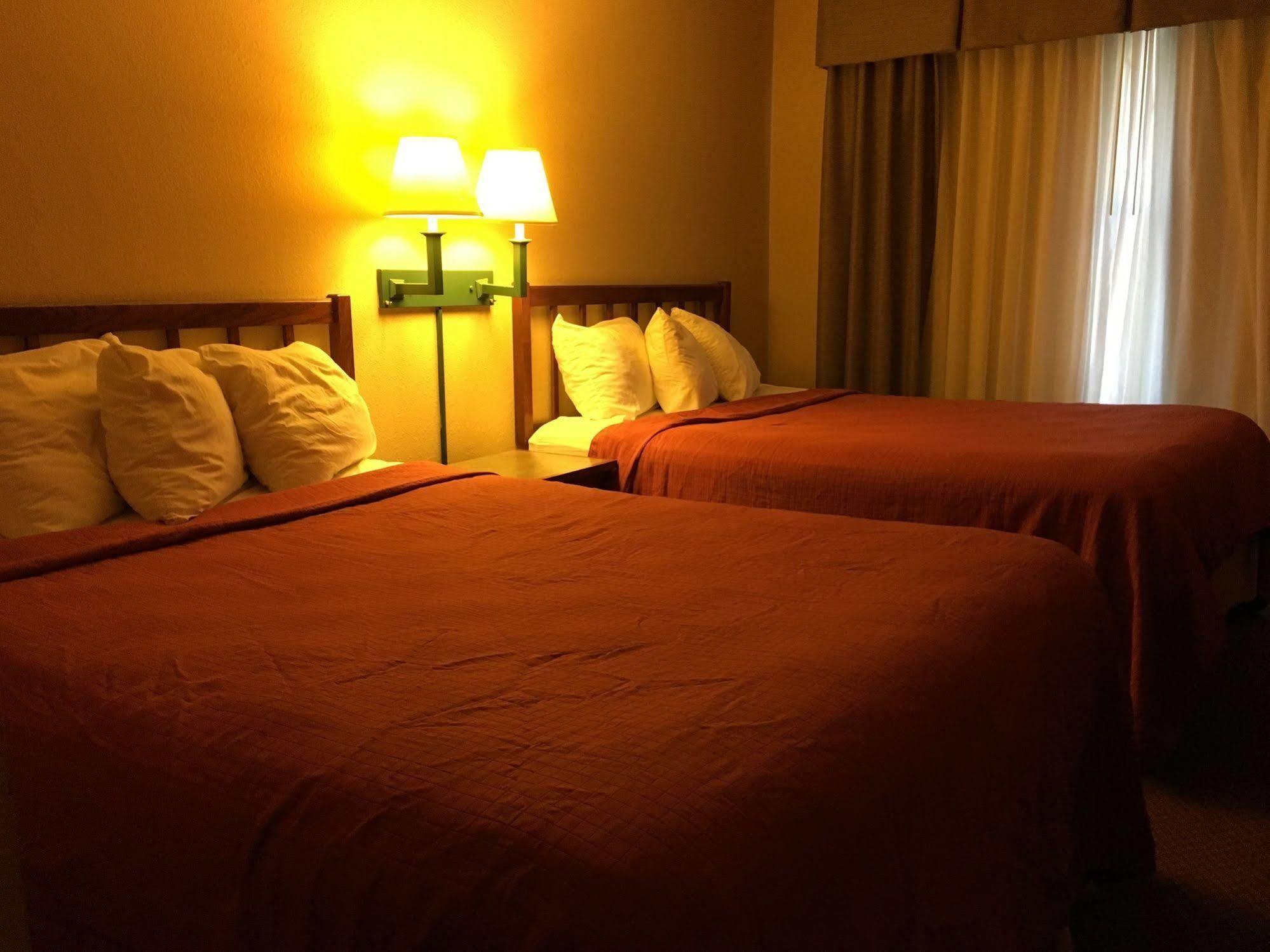 Norwood Inn And Suites Chaska Екстериор снимка